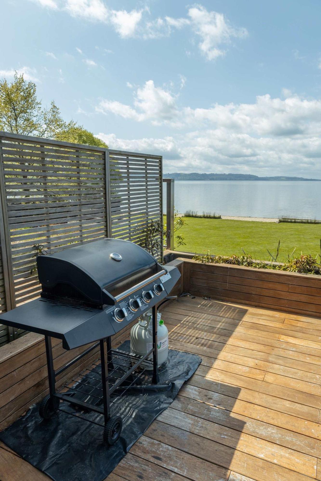 Jandals & Joy Lakefront Retreat Rotorua Bagian luar foto