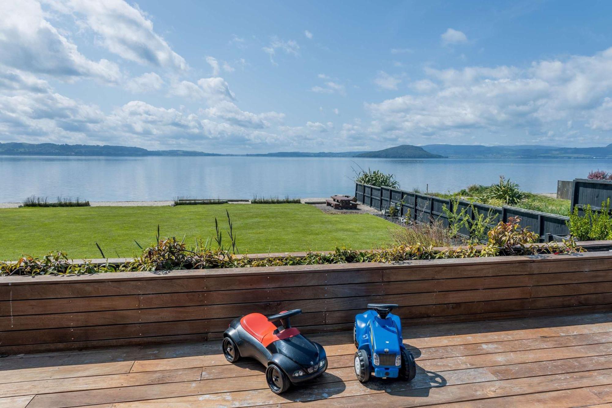 Jandals & Joy Lakefront Retreat Rotorua Bagian luar foto