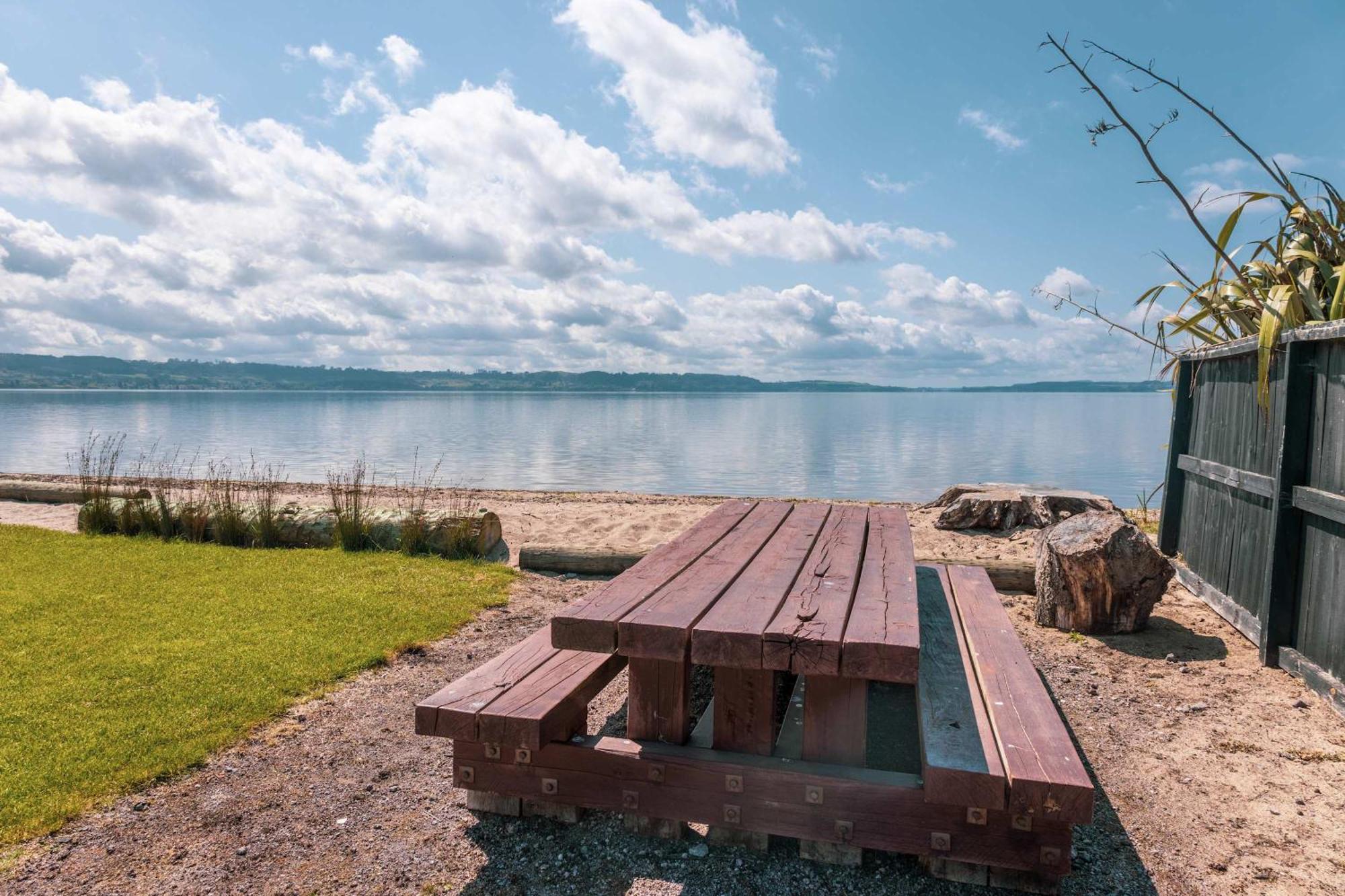 Jandals & Joy Lakefront Retreat Rotorua Bagian luar foto