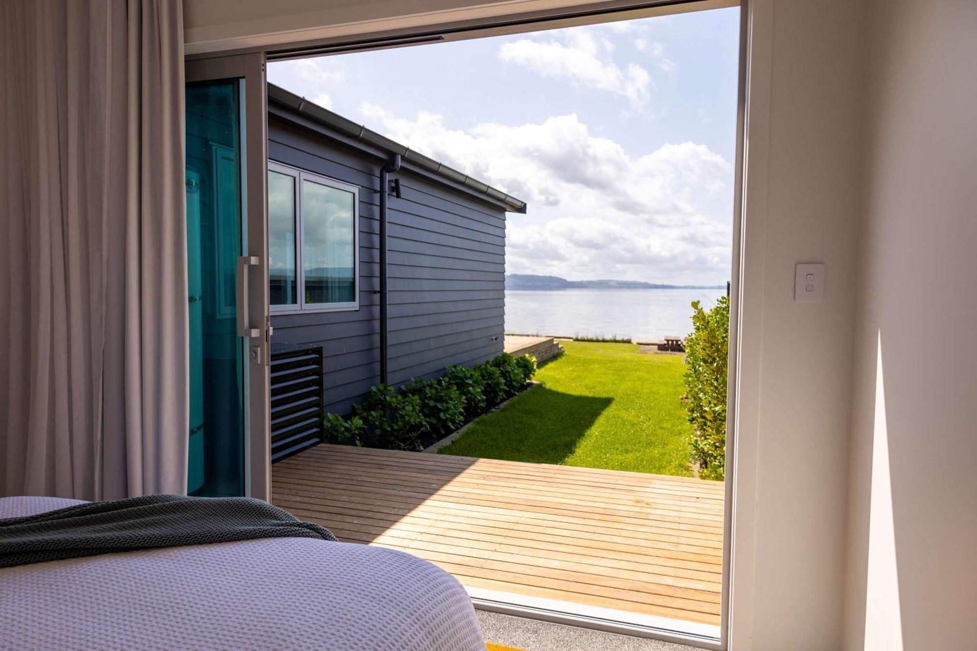 Jandals & Joy Lakefront Retreat Rotorua Bagian luar foto