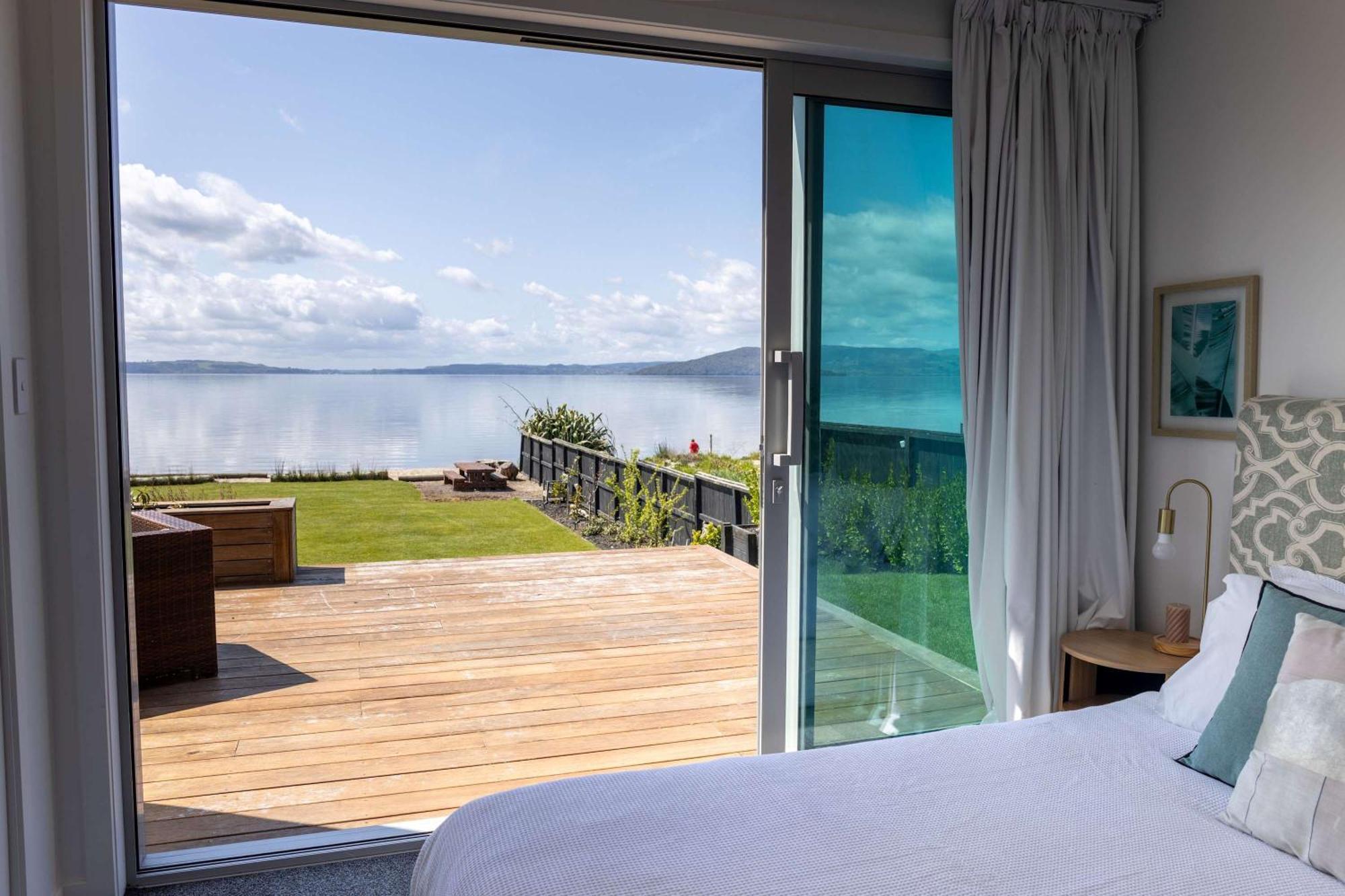 Jandals & Joy Lakefront Retreat Rotorua Bagian luar foto